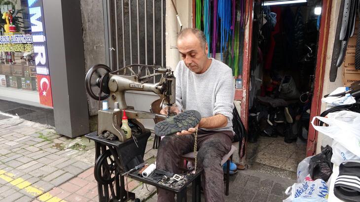 30 yıldır 3 metrekarelik dükkanda ayakkabı tamiri yapıyor, taleplere yetişemiyor