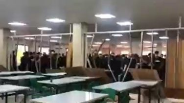 İran’da üniversitede kadın ve erkekleri ayıran yemekhane duvarı yıkıldı